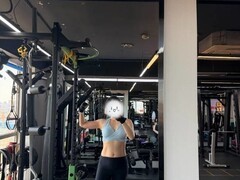 余霜产后迅速恢复自律锻炼，晒居家整理照并晒出孕讯后首度公开状态