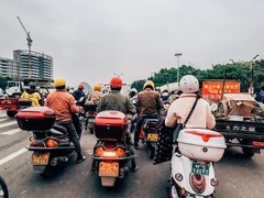 摩托大军春运返程：风霜中的执着远征与时代变迁下的温情坚守