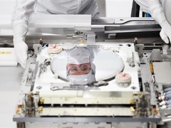 国产半导体设备加速突围：五企入全球前三十，光刻等核心环节仍存代差