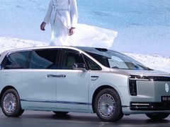尊界V800首发MPV跳动脱困技术，八百伏全主动悬架突破越野边界