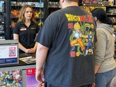 顾客欲以女友抵扣PS5引热议，店方幽默回应暂不支持人类置换