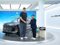姚明提车蔚来ES9：全尺寸纯电SUV以极致空间与性能满足超常身高需求