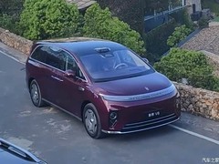 享界V8实车亮相：中大型MPV，纯电/增程双动力，星河设计+三联屏座舱