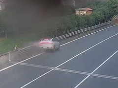 温州高速智能辅助驾驶事故警示：分心拾物致失控，驾驶员担全责