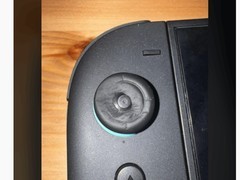 妻子高频使用致Switch2摇杆异常磨损，玩家热议指甲习惯与手柄耐用性