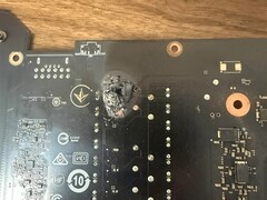 RTX 4080 Super通电即烧穿PCB：供电模块短路引发明火与透光孔洞
