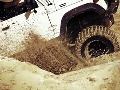 越野驾驶三大反直觉安全铁律：握姿、油门、坡道操作须严守