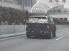 尊界全新高端MPV路试曝光，延续纵横星瀚设计语言