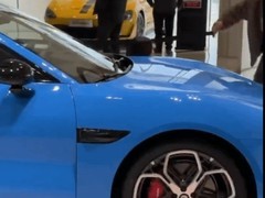 小米SU7春节前抢先入店，卡布里蓝惊艳亮相，九色可选+全系激光雷达