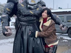 日本COSER艾达·王写真引热议，与追迹者合影手部位置引调侃