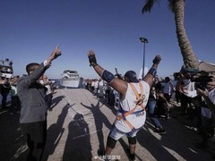 埃及壮汉用牙拖动700吨巨船破世界纪录