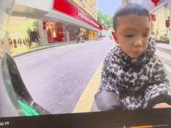小米SU7哨兵模式拍下男孩擦车瞬间，纯真善意温暖全网