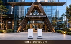 普渡机器人闪电匣“登顶”珠峰大本营，携手亚朵酒店半年规模突破千台