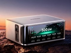 绿联发布300W八口屏显充电站，支持PD3.1/OTA升级，售价799元