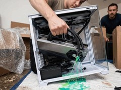 朋友误拎水冷管致万元RTX 4090显卡漏水损毁