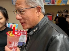 黄仁勋南锣鼓巷打卡蜜雪冰城，蜜桃四季春成大佬同款爆款