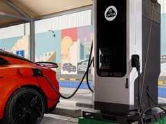 莲花Emeya超级GT充电新突破：13分35秒充至80%