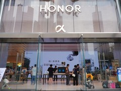 荣耀全球旗舰店焕新升级，打造沉浸式AI生活乐园