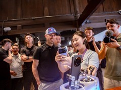 从赛道极限到AI探索，张雪机车车手德比斯体验荣耀Robot Phone