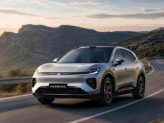 长安启源Q06浮光银配色发布：SDA架构赋能智能纯电轿跑SUV