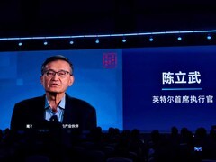 实拍极摩客携EVO系列桌面AI超算亮相2025英特尔技术创新大会