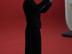 谢霆锋现身拍摄现场，手持轻薄旗舰荣耀Magic V6折叠屏手机