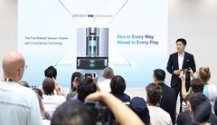 IFA2025：科沃斯首款无限续航滚筒洗地机器人地宝X11全球亮相