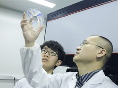 华中科大突破玻璃多维光存储技术：单碟360TB，寿命超10万年
