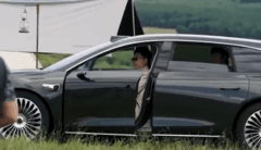 余承东亲测享界S9T智慧电动门，这才是豪华车该有的样子