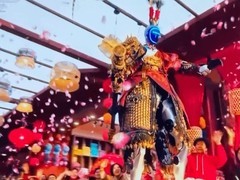 马年春晚人形机器人亮相，战甲设计高度还原黑神话：悟空引热议