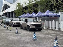 捷途旅行者7亮相成都车展：复古圆灯+方盒造型+混动系统