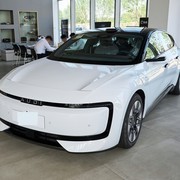 40万元内纯电中型轿车横评：奥迪E5、小鹏P7、蔚来ET5T与特斯拉Model 3实战对比