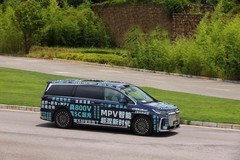 26款岚图梦想家谍照首曝大电池+高压平台直冲高端MPV市场