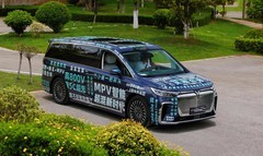 26款岚图梦想家谍照首曝大电池+高压平台直冲高端MPV市场