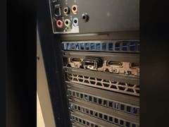 玩家误拔DP线致金属接头断裂卡死显卡接口