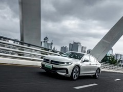迈腾PHEV、帕萨特、凯美瑞双擎，20万左右新能源插混车怎么选？