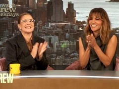 哈莉·贝瑞忆择日而亡金克丝：橙色比基尼珍藏22年，诠释独立特工传奇