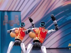 宇树科技武BOT三登春晚，王兴兴谈机器人尚处儿童期