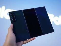 直板旗舰和折叠屏手机，2026 年的实用性和性价比该如何权衡？