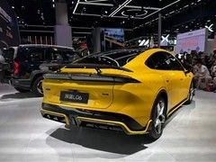 深蓝L06赛道特别版亮相成都车展：碳纤尾翼+磁流变悬架定义性能新标杆