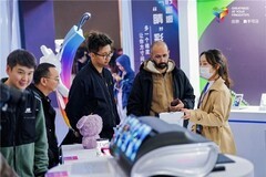 会“弯腰”的大屏？维信诺联合康宁给出车载显示新答案