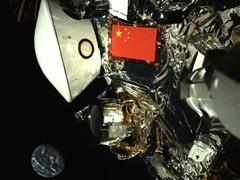 天问二号传回深空合影：五星红旗闪耀地球同框