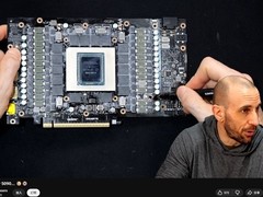 技嘉RTX 5090加装双16针供电接口改造失败，电容爆裂致显卡损毁