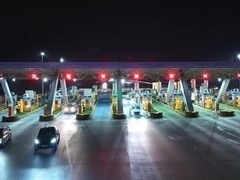 春节高速免费压线通行潮：车主争分夺秒卡点下高速