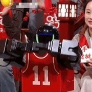 辽宁春晚名场面！鹿明机器人跨界搭档冯巩、潘斌龙，人机互动全程高能！