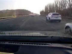 奔驰轿车高速刀片式超车引险情，司机已向交警举报