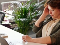 上班族午休脖子酸？工位可用颈椎按摩仪，边工作边放松看这几点