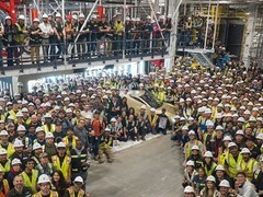 特斯拉Cybercab量产启动：首台下线，三台金色无人驾驶车现身奥斯汀工厂