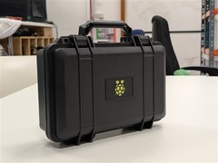树莓派发布免费指南：手把手打造便携式赛博朋克风格赛博甲板工作站