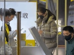 李想夫妇低调现身二手手机店引热议